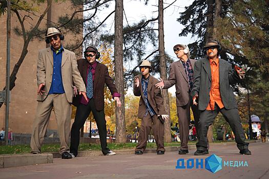 Город танцует: уличный театр &laquo;Ларамбла&raquo; вместе с ростовской звездой Иваном устроил танец-прогулку