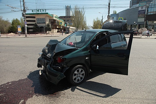 На площади Чекистов в Волгограде внедорожник превратил в железо хрупкий Hyundai Getz