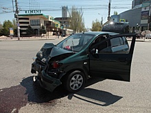 На площади Чекистов в Волгограде внедорожник превратил в железо хрупкий Hyundai Getz