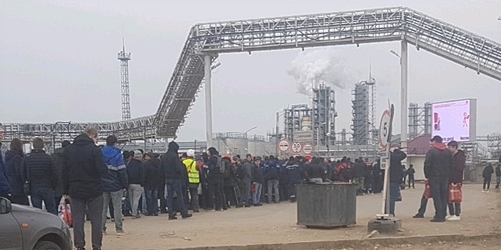 Проверка по факту скопления людей в очереди на территории предприятия проходит в Кстовском районе