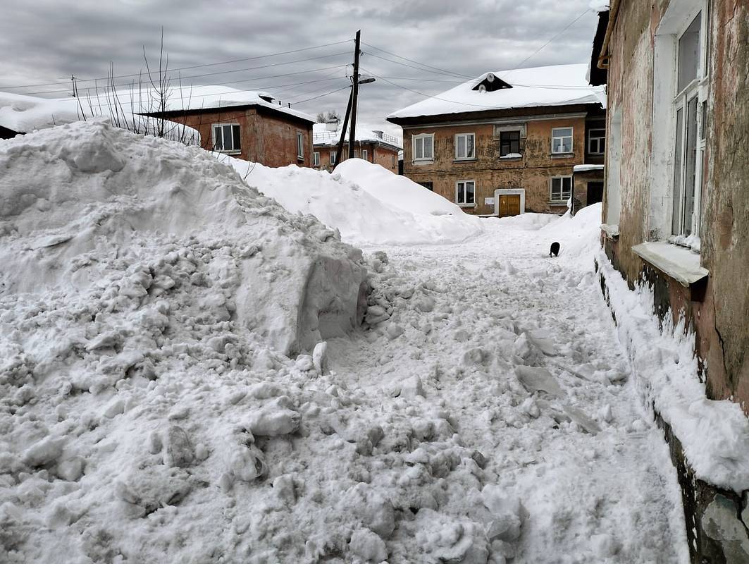 Ребенок из российского города получил перелом ноги и позвоночника после обрушения снега