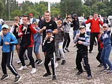 В Воронеже на Адмиралтейской площади прошел спортивный флешмоб для молодежи