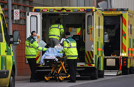 В Великобритании зафиксирована первая смерть от штамма «омикрон». Страна ужесточает правила