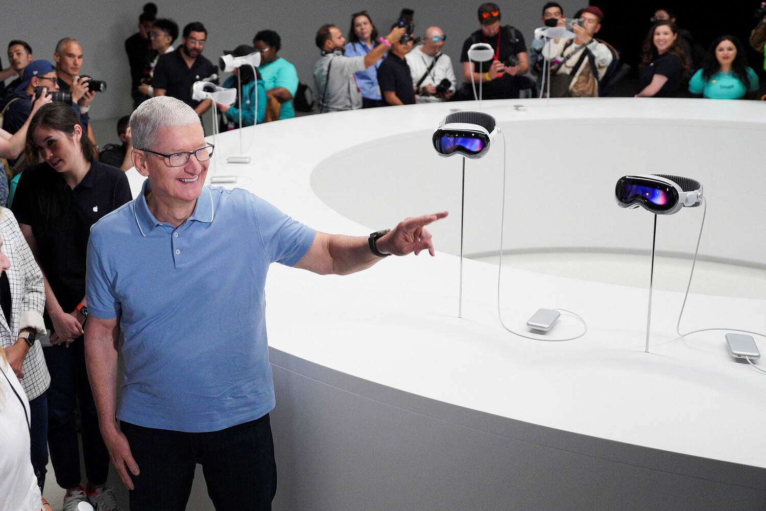 The Verge: Apple Vision Pro выглядит красиво, но журналистам не дали к ней притронуться
