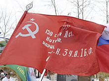 В Екатеринбурге развернули 40-метровую копию Знамени Победы