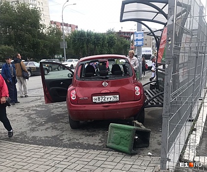 Дорожное видео недели: неадекватная женщина-водитель, подбитые гаишники и перевозка гигантских баков