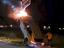 Водитель зрелищно лишился легковушки, «припарковав» её на столбе