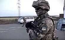 Украинские солдаты учатся обращаться с иностранным оружием посредством YouTube