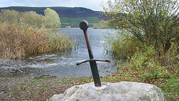 Легендарный меч короля Артура украли в Великобритании