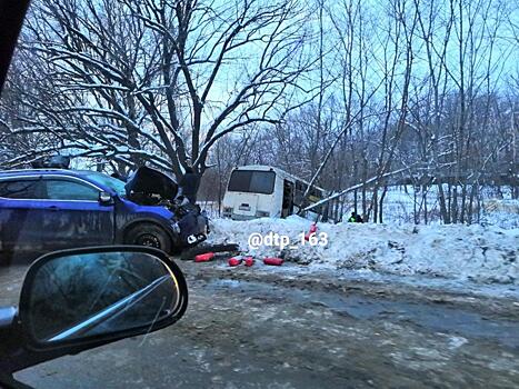 Автобус с пассажирами вылетел в кювет после лобового столкновения с кроссовером в Самаре