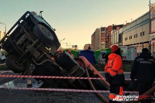 В Казани большегруз ушел под землю из-за провала на дороге