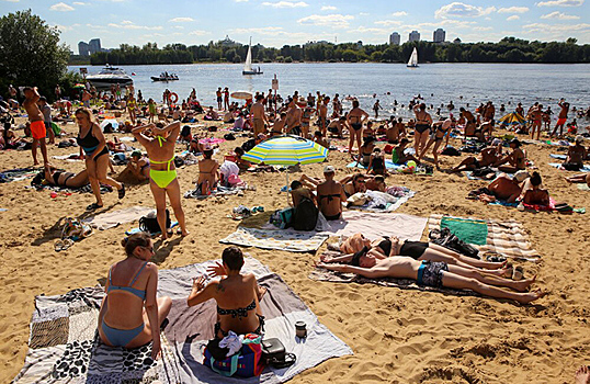 Жара в Москве привела к переполненным пляжам