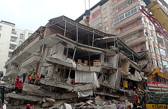 Большинство разрушенных землетрясением зданий в Турции были построены до 2000 года