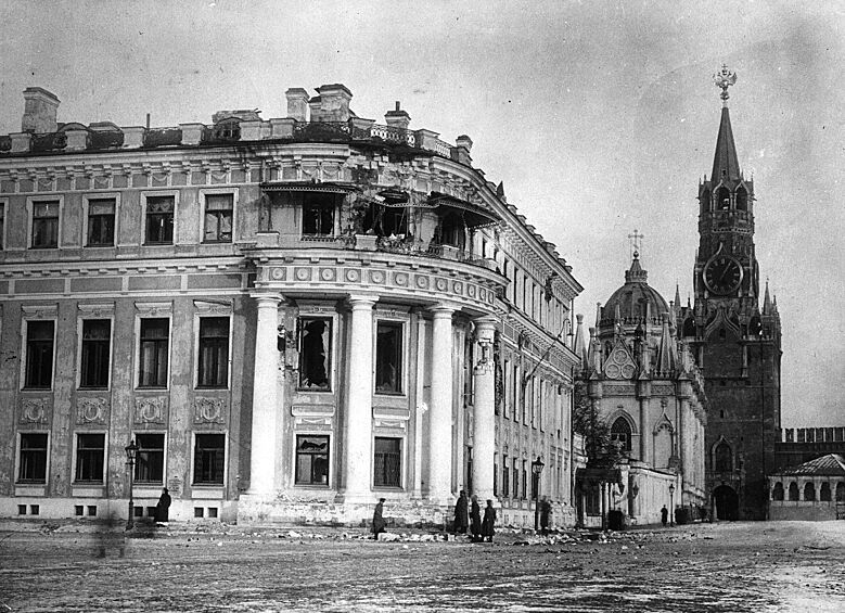 Малый Николаевский дворец, повреждённый во время октябрьских боёв в Москве, 1917 год