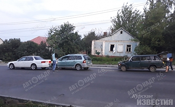 В Курске столкнулись три автомобиля