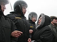 Около 4 тысяч человек участвуют в незаконной акции в центре Москвы, заявили в МВД