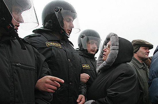 Около 4 тысяч человек участвуют в незаконной акции в центре Москвы, заявили в МВД