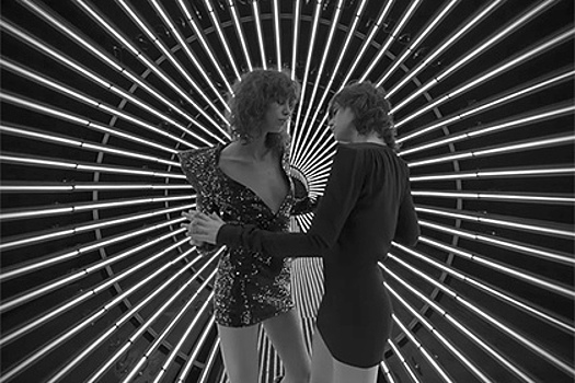 Шарлотта Генсбур и Мика Арганараз станцевали в серебряных сапогах