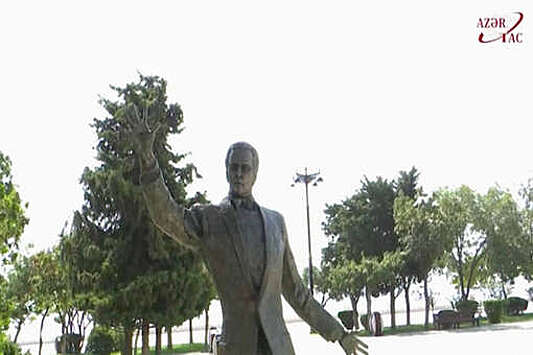 В Азербайджане открыли памятник Муслиму Магомаеву