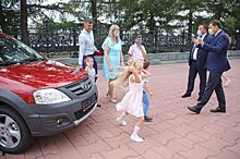 Губернатор Евгений Куйвашев вручил многодетной семье из Волчанска автомобиль
