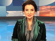 52-летняя Стриженова запечатлелась в студии в белоснежной юбке-футляре с соблазнительным разрезом