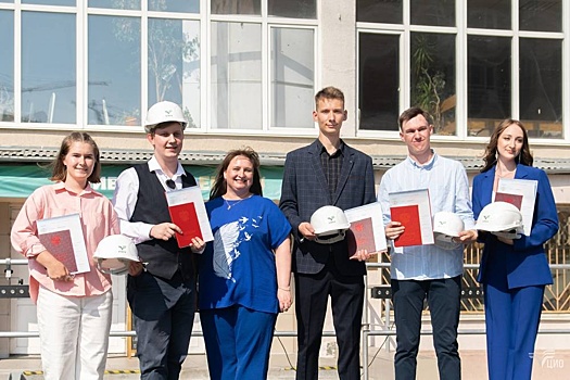 Выпускникам УГЛТУ вручили грамоты и премии от депутата Зяблицева