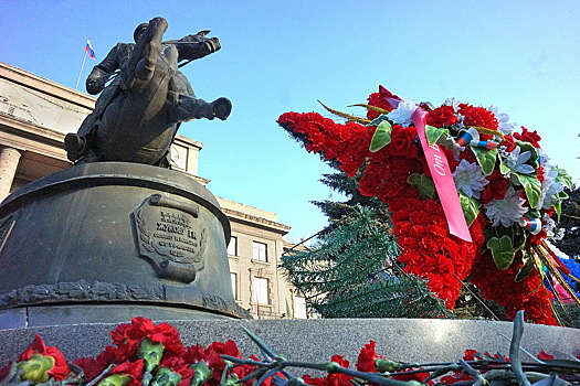 В Екатеринбурге в День защитника Отечества торжественно возложили венки и цветы к памятнику Жукову