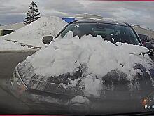 Автовладелец угодил в ДТП, сопровождая легковушку с сугробом на капоте