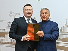Рустам Минниханов наградил 14 лучших госслужащих Татарстана