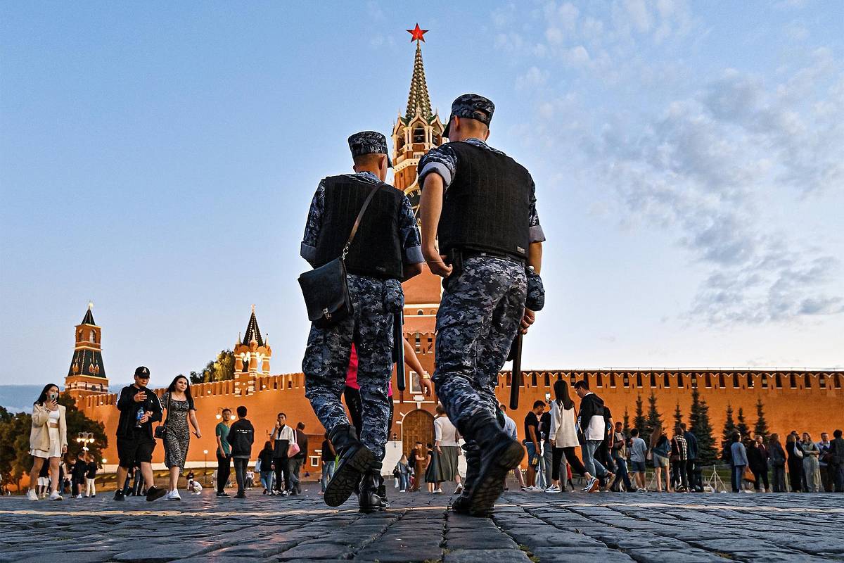 Пропавшего мужчину заметили обмазывающим себя чесноком на Красной площади