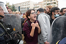 В Салониках школьники устроили политический митинг с беспорядками