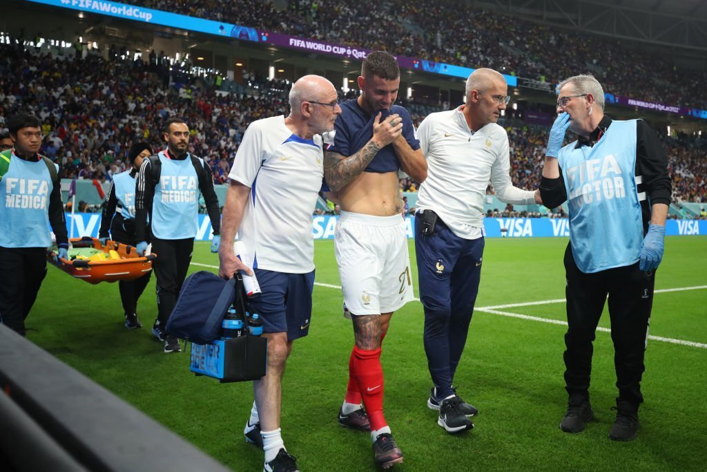 Защитник сборной Франции Эрнандес перенес операцию. Он порвал крестообразную связку в первом матче ЧМ