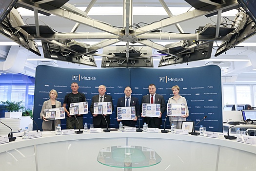 Космонавты встретились в "РГ" с участниками проекта "Выше звезд - только Память"