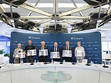 Космонавты встретились в "РГ" с участниками проекта "Выше звезд - только Память"