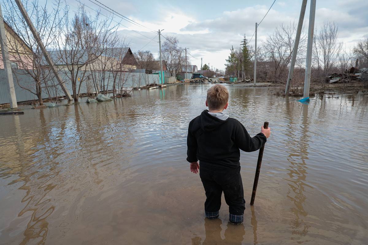 Россияне в затопленном городе начали набирать воду из луж