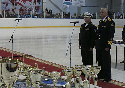 В Севастополе командующий ЧФ открыл турнир по хоккею с шайбой на Кубок адмирала Ф.Ф.Ушакова