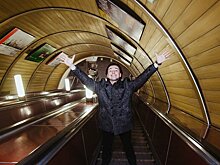 «Как еще не упал»: Сергей Безруков нарушил правила поведения на эскалаторе
