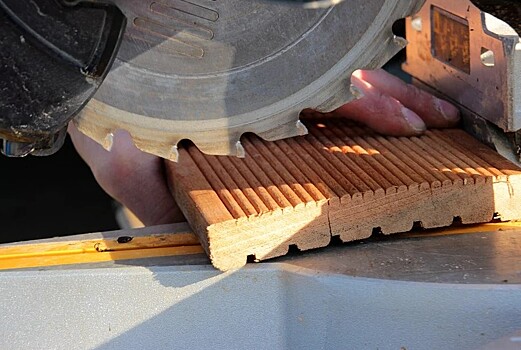 Ученик школы в Новоподмосковном переулке попробовал себя в профессии плотника