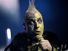 Группа Rammstein забросала российских туристов несвежей рыбой на концерте