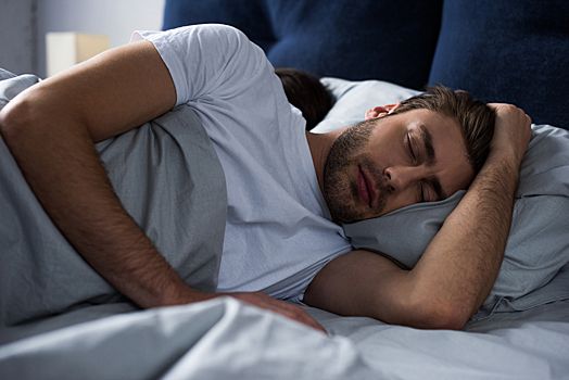 Вредные привычки вызывают потоотделение во сне