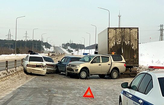 Под Сургутом случилось массовое ДТП с участием 5 машин