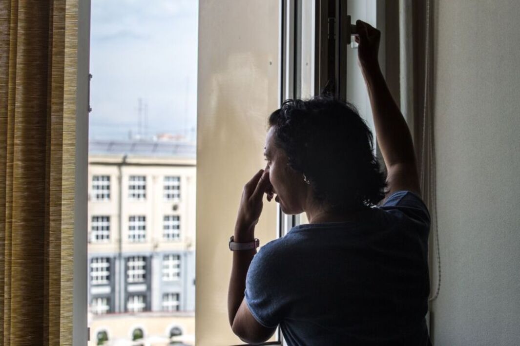 За закрытым окном его. У окна. Снег за окном. Пластиковое окно. У окна.