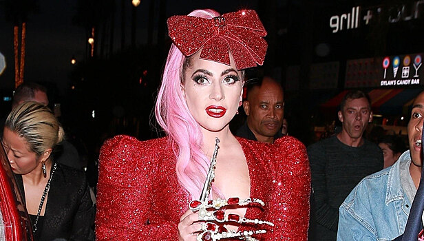 Мини с вырезом, неустойчивые ботильоны и "когти" с инкрустациями: Леди Гага в Лос-Анджелесе