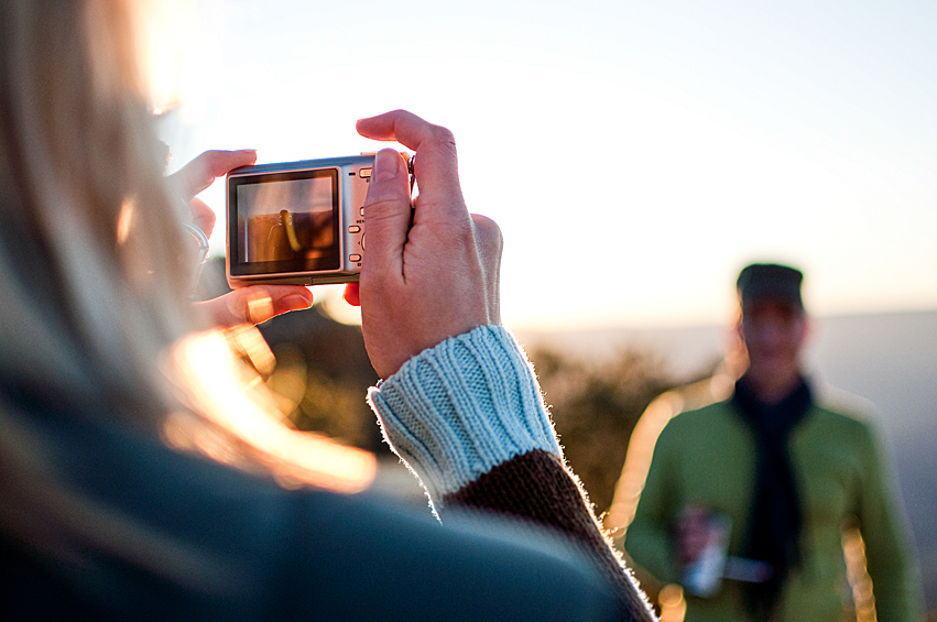 Компактные цифровые фотокамеры уничтожили пленочную фотографию. Больше не нужно было экономить кадры, носить дорогую и капризную пленку на проявку и расстраиваться, если вместо красочных кадров из отпуска, получались лишь размытые кляксы. Цифровые фотокамеры позволяли снимать больше, быстрее и выводили на экраны результат через несколько секунд. С появлением качественной оптики в смартфонах любительские «мыльницы» практически исчезли с прилавков магазинов.
