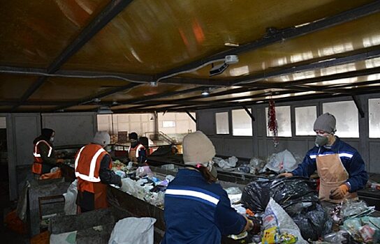 Трудотерапия мусором. В Кургане осужденные-поселенцы сортируют ТКО