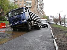 В Челябинской области грузовик ушел под землю