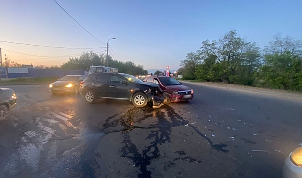 На севере Волгограда при столкновении иномарок пострадала 35-летняя женщина
