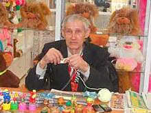 Дедушке из Златоуста, который связал атрибутику ЧМ, Пехорская фабрика пообещала помогать с пряжей