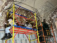 В Москве восстанавливают дореволюционную живопись, которую обнаружили в арке на Мясницкой