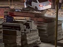 Легковушка в Саратове врезалась в дорожное ограждение